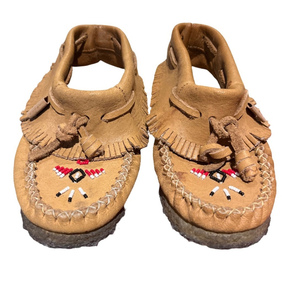 Laurentian Chief Moccasins, fringed, fringed flap, beaded. - size 4.5 - Picture 3 of 5